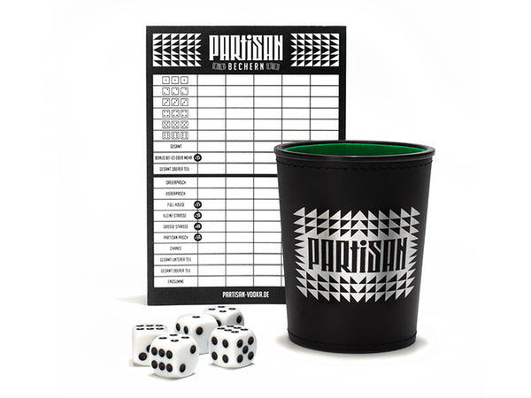 Barspiel mit Würfelbecher und Knobelblock