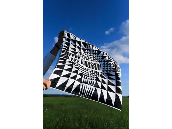 Partisan Design Tuch im Wind